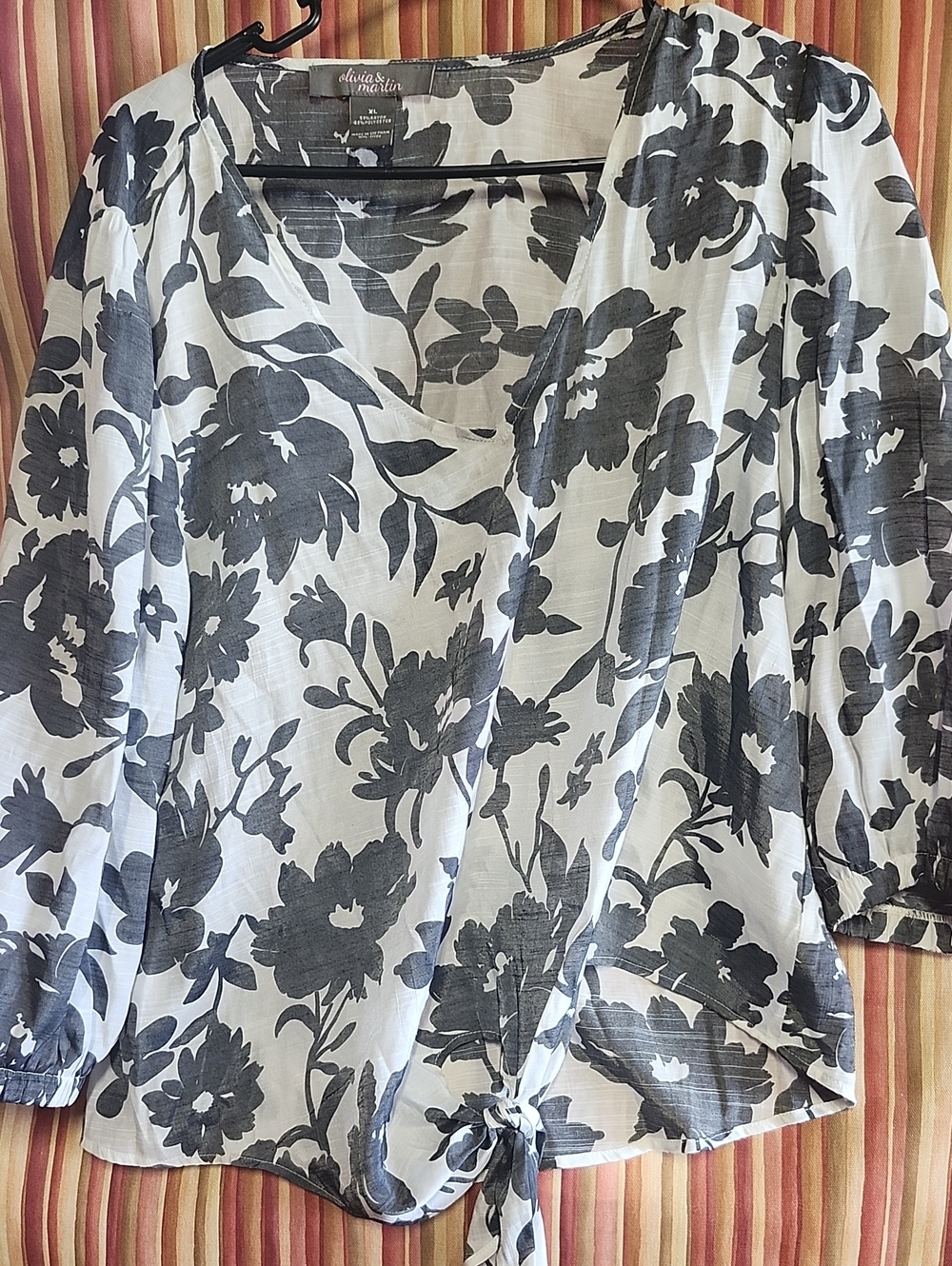 Women's Black & White Floral Tie-Hem Blouse